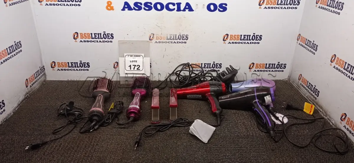 LOTE 172 - 03 SECADORES DE CABELO MODELOS DIVERSOS MARCA MONDIAL, 02 PRANCHAS DE CABELO E 02 ESCOVAS DE CABELO MARCA MONDIAL. (NO ESTADO) ATENÇÃO! FAZER A VISITAÇÃO ANTES DE ARREMATAR, NÃO SABEMOS SE FUNCIONA, LEILÃO NÃO TEM GARANTIA E NEM DEVOLUÇÃO, SUJEITO A POSSÍVEIS AVARIAS VISÍVEIS/OCULTAS E/OU AUSÊNCIA DE COMPONENTES.