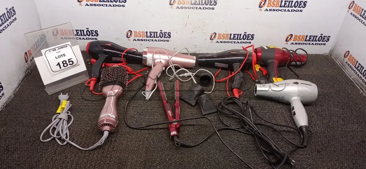 LOTE 185 - 01 PRANCHA, 01 ESCOVA DE CABELO ELÉTRICA E 05 SECADORES DE CABELO MARCA MONDIAL. (NO ESTADO) ATENÇÃO! FAZER A VISITAÇÃO ANTES DE ARREMATAR, NÃO SABEMOS SE FUNCIONA, LEILÃO NÃO TEM GARANTIA E NEM DEVOLUÇÃO, SUJEITO A POSSÍVEIS AVARIAS VISÍVEIS/OCULTAS E/OU AUSÊNCIA DE COMPONENTES.