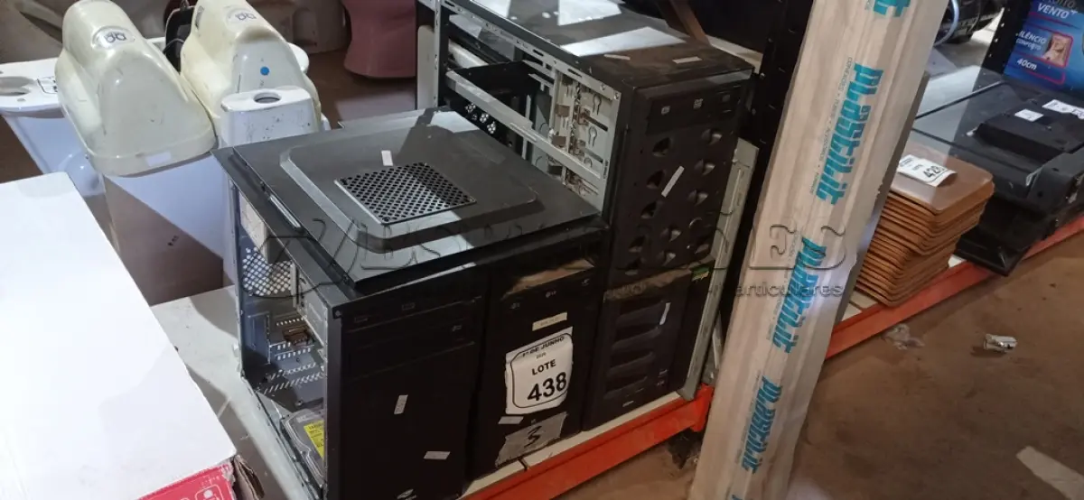 LOTE 438 - 02 CPUS E 01 GABINETE PARA SERVIDOR. (NO ESTADO) ATENÇÃO! FAZER A VISITAÇÃO ANTES DE ARREMATAR, NÃO SABEMOS SE FUNCIONA, LEILÃO NÃO TEM GARANTIA E NEM DEVOLUÇÃO, SUJEITO A POSSÍVEIS AVARIAS VISÍVEIS/OCULTAS E/OU AUSÊNCIA DE COMPONENTES.
