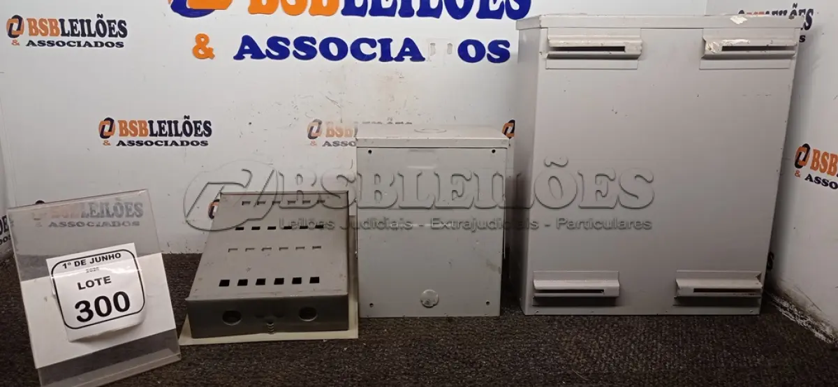 LOTE 300 - 03 CAIXAS DE ENERGIA DE MODELOS E TAMANHOS DIVERSOS. (NO ESTADO) ATENÇÃO! FAZER A VISITAÇÃO ANTES DE ARREMATAR, NÃO SABEMOS SE FUNCIONA, LEILÃO NÃO TEM GARANTIA E NEM DEVOLUÇÃO, SUJEITO A POSSÍVEIS AVARIAS VISÍVEIS/OCULTAS E/OU AUSÊNCIA DE COMPONENTES.