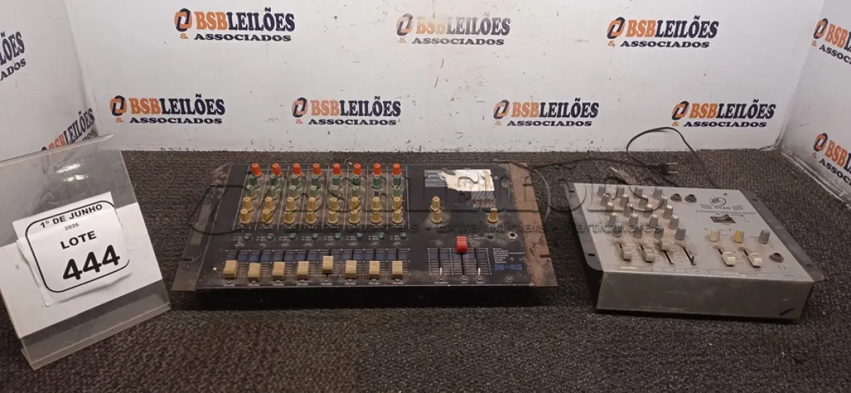 LOTE 444 - 01 MESA DE SOM AC-DC 12V MARCA STAR E 01 MESA DE SOM MODELO M-82 MARCA VOXMAN. (NO ESTADO) ATENÇÃO! FAZER A VISITAÇÃO ANTES DE ARREMATAR, NÃO SABEMOS SE FUNCIONA, LEILÃO NÃO TEM GARANTIA E NEM DEVOLUÇÃO, SUJEITO A POSSÍVEIS AVARIAS VISÍVEIS/OCULTAS E/OU AUSÊNCIA DE COMPONENTES.