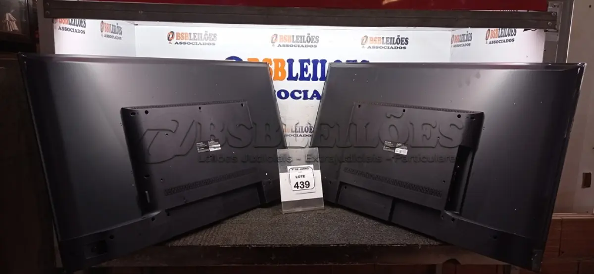 LOTE 439 - 02 TVS 43’’ MARCA AIWA. (NO ESTADO) ATENÇÃO! FAZER A VISITAÇÃO ANTES DE ARREMATAR, NÃO SABEMOS SE FUNCIONA, LEILÃO NÃO TEM GARANTIA E NEM DEVOLUÇÃO, SUJEITO A POSSÍVEIS AVARIAS VISÍVEIS/OCULTAS E/OU AUSÊNCIA DE COMPONENTES.