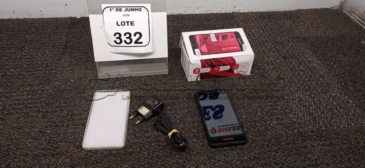 LOTE 332 - 01 SMARTPHONE COM CARREGADOR MODELO TWIST MARCA POSITIVO. (NO ESTADO) ATENÇÃO! FAZER A VISITAÇÃO ANTES DE ARREMATAR, NÃO SABEMOS SE FUNCIONA, LEILÃO NÃO TEM GARANTIA E NEM DEVOLUÇÃO, SUJEITO A POSSÍVEIS AVARIAS VISÍVEIS/OCULTAS E/OU AUSÊNCIA DE COMPONENTES.