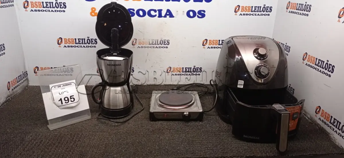 LOTE 195 - 01 AIR FRYER DE 5L 220V MARCA MONDIAL, 01 CAFETEIRA 220V MARCA MONDIAL E 01 FOGÃO PORTATIL DE 01 BOCA 220V MARCA MONDIAL’. (NO ESTADO) ATENÇÃO! FAZER A VISITAÇÃO ANTES DE ARREMATAR, NÃO SABEMOS SE FUNCIONA, LEILÃO NÃO TEM GARANTIA E NEM DEVOLUÇÃO, SUJEITO A POSSÍVEIS AVARIAS VISÍVEIS/OCULTAS E/OU AUSÊNCIA DE COMPONENTES.