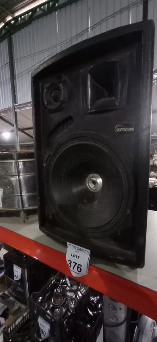 LOTE 376 - 01 CAIXA DE SOM ALTO FALANTE MARCA SOFTWSOUND. (NO ESTADO) ATENÇÃO! FAZER A VISITAÇÃO ANTES DE ARREMATAR, NÃO SABEMOS SE FUNCIONA, LEILÃO NÃO TEM GARANTIA E NEM DEVOLUÇÃO, SUJEITO A POSSÍVEIS AVARIAS VISÍVEIS/OCULTAS E/OU AUSÊNCIA DE COMPONENTES.