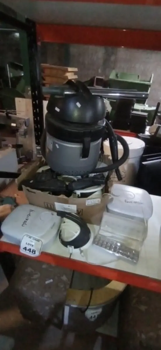 LOTE 448 - 01 ASPIRADOR DE PÓ MARCA ELECTROLUX, VÁRIAS LUMINÁRIAS DE EMBUTIR E CENTRAIS ELÉTRICAS MARCAS E MODELOS DIVERSOS. (NO ESTADO) ATENÇÃO! FAZER A VISITAÇÃO ANTES DE ARREMATAR, NÃO SABEMOS SE FUNCIONA, LEILÃO NÃO TEM GARANTIA E NEM DEVOLUÇÃO, SUJEITO A POSSÍVEIS AVARIAS VISÍVEIS/OCULTAS E/OU AUSÊNCIA DE COMPONENTES.