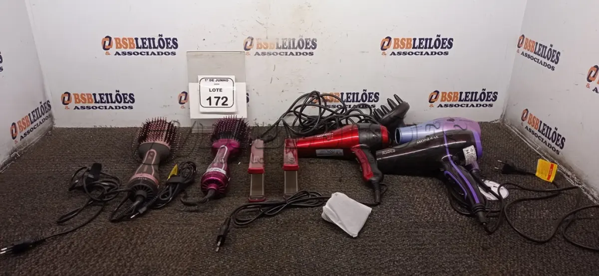 LOTE 172 - 03 SECADORES DE CABELO MODELOS DIVERSOS MARCA MONDIAL, 02 PRANCHAS DE CABELO E 02 ESCOVAS DE CABELO MARCA MONDIAL. (NO ESTADO) ATENÇÃO! FAZER A VISITAÇÃO ANTES DE ARREMATAR, NÃO SABEMOS SE FUNCIONA, LEILÃO NÃO TEM GARANTIA E NEM DEVOLUÇÃO, SUJEITO A POSSÍVEIS AVARIAS VISÍVEIS/OCULTAS E/OU AUSÊNCIA DE COMPONENTES.