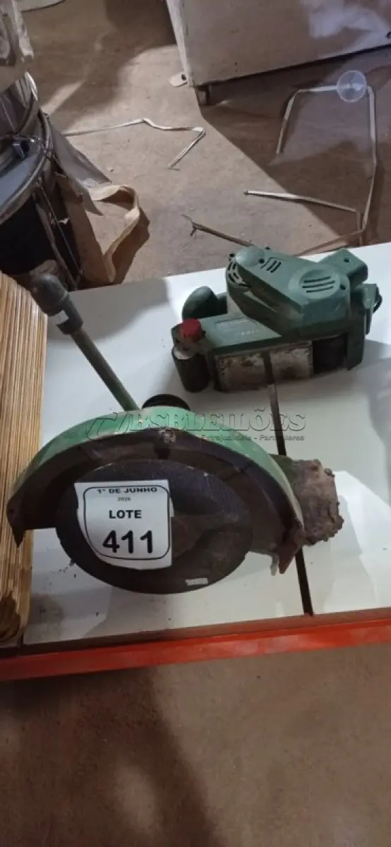 LOTE 411 - 01 CABEÇA PARA POLICORTE E 01 LIXADEIRA DE FITA. (NO ESTADO) ATENÇÃO! FAZER A VISITAÇÃO ANTES DE ARREMATAR, NÃO SABEMOS SE FUNCIONA, LEILÃO NÃO TEM GARANTIA E NEM DEVOLUÇÃO, SUJEITO A POSSÍVEIS AVARIAS VISÍVEIS/OCULTAS E/OU AUSÊNCIA DE COMPONENTES.