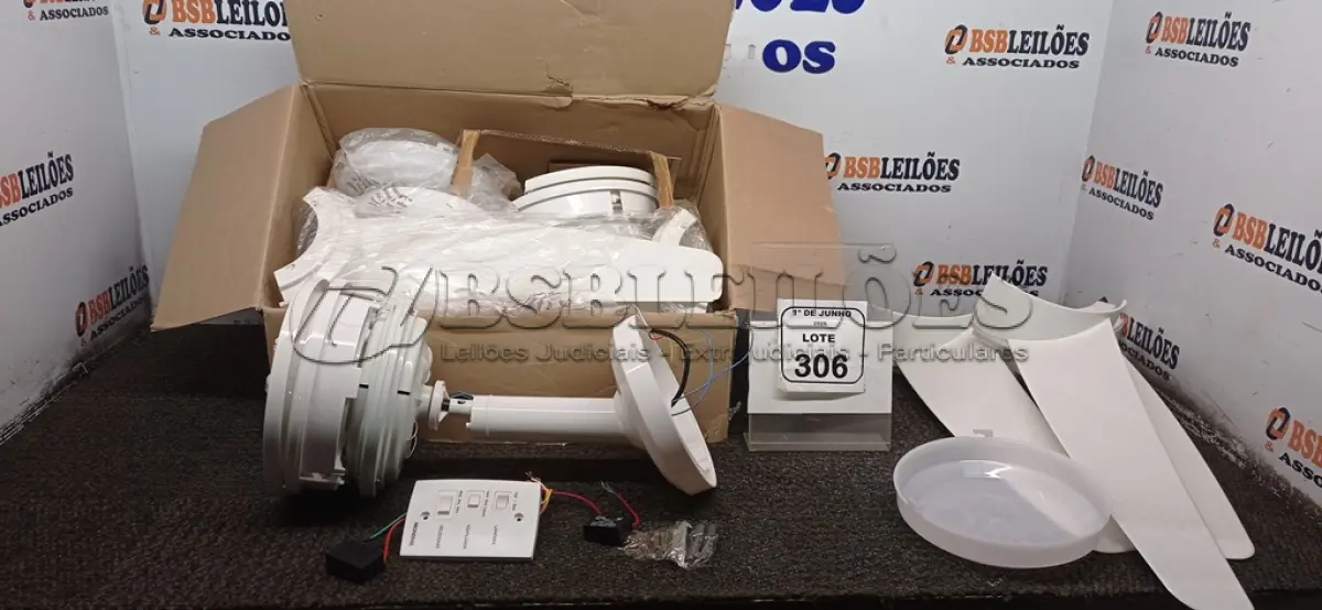 LOTE 306 - 02 VENTILADORES DE TETO MARCA MONDIAL. (NO ESTADO) ATENÇÃO! FAZER A VISITAÇÃO ANTES DE ARREMATAR, NÃO SABEMOS SE FUNCIONA, LEILÃO NÃO TEM GARANTIA E NEM DEVOLUÇÃO, SUJEITO A POSSÍVEIS AVARIAS VISÍVEIS/OCULTAS E/OU AUSÊNCIA DE COMPONENTES.