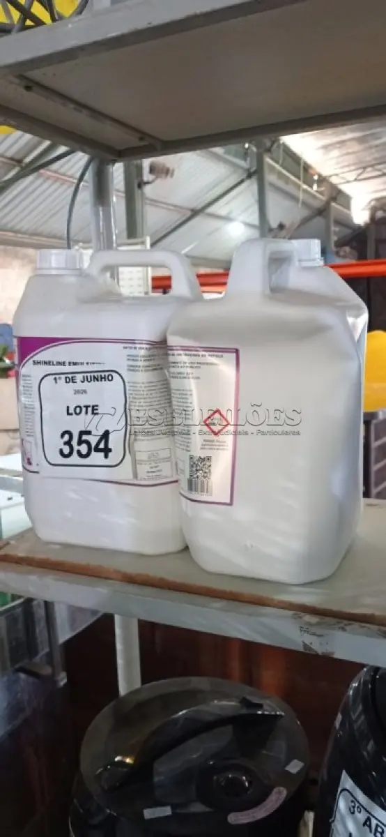 LOTE 354 - 02 GALÕES DE REMOVEDOR DE CERAS E ACABAMENTOS DE 5L CADA. (NO ESTADO) ATENÇÃO! FAZER A VISITAÇÃO ANTES DE ARREMATAR, NÃO SABEMOS SE FUNCIONA, LEILÃO NÃO TEM GARANTIA E NEM DEVOLUÇÃO, SUJEITO A POSSÍVEIS AVARIAS VISÍVEIS/OCULTAS E/OU AUSÊNCIA DE COMPONENTES.