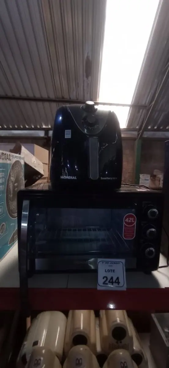 LOTE 244 - 01 FORNO 42L 220V MARCA MONDIAL E 01 AIR FRYER DE 5L 220V MARCA MONDIAL. (NO ESTADO) ATENÇÃO! FAZER A VISITAÇÃO ANTES DE ARREMATAR, NÃO SABEMOS SE FUNCIONA, LEILÃO NÃO TEM GARANTIA E NEM DEVOLUÇÃO, SUJEITO A POSSÍVEIS AVARIAS VISÍVEIS/OCULTAS E/OU AUSÊNCIA DE COMPONENTES.