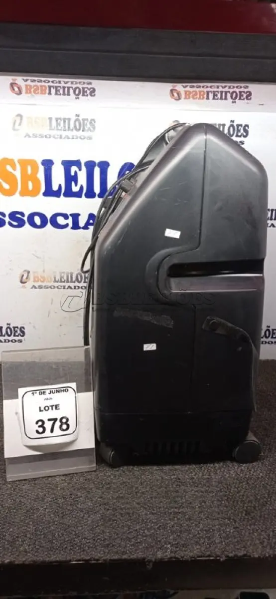 LOTE 378 - 01 CONCENTRADOR DE OXIGÊNIO MODELO 525PS MARCA DRIVE DEVILBISS HEALTHCARE. (NO ESTADO) ATENÇÃO! FAZER A VISITAÇÃO ANTES DE ARREMATAR, NÃO SABEMOS SE FUNCIONA, LEILÃO NÃO TEM GARANTIA E NEM DEVOLUÇÃO, SUJEITO A POSSÍVEIS AVARIAS VISÍVEIS/OCULTAS E/OU AUSÊNCIA DE COMPONENTES.