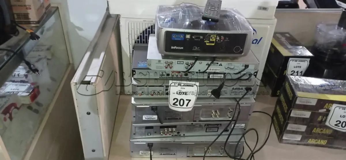 LOTE 207 - 01 PROJETOR COM CABOS MARCA INFOCUS, 02 APARELHOS DE VÍDEO CASSETE E 04 APARELHOS DE DVD DE MARCAS E MODELOS DIVERSOS. (NO ESTADO) ATENÇÃO! FAZER A VISITAÇÃO ANTES DE ARREMATAR, NÃO SABEMOS SE FUNCIONA, LEILÃO NÃO TEM GARANTIA E NEM DEVOLUÇÃO, SUJEITO A POSSÍVEIS AVARIAS VISÍVEIS/OCULTAS E/OU AUSÊNCIA DE COMPONENTES.