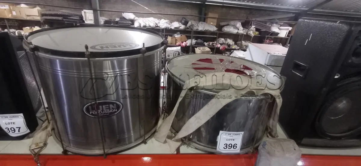 LOTE 396 - 01 SURDO E 01 TAMBOR DE PERCUSSÃO. (NO ESTADO) ATENÇÃO! FAZER A VISITAÇÃO ANTES DE ARREMATAR, NÃO SABEMOS SE FUNCIONA, LEILÃO NÃO TEM GARANTIA E NEM DEVOLUÇÃO, SUJEITO A POSSÍVEIS AVARIAS VISÍVEIS/OCULTAS E/OU AUSÊNCIA DE COMPONENTES.