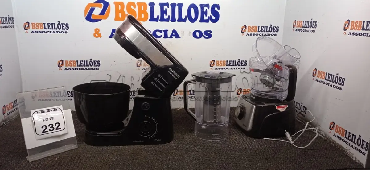 LOTE 232 - 01 BATEDEIRA PLANETÁRIA INCOMPLETA MARCA MONDIAL E 01 LIQUIDIFICADOR MODELO TURBO CHEF 220V MARCA MONDIAL. (NO ESTADO) ATENÇÃO! FAZER A VISITAÇÃO ANTES DE ARREMATAR, NÃO SABEMOS SE FUNCIONA, LEILÃO NÃO TEM GARANTIA E NEM DEVOLUÇÃO, SUJEITO A POSSÍVEIS AVARIAS VISÍVEIS/OCULTAS E/OU AUSÊNCIA DE COMPONENTES.