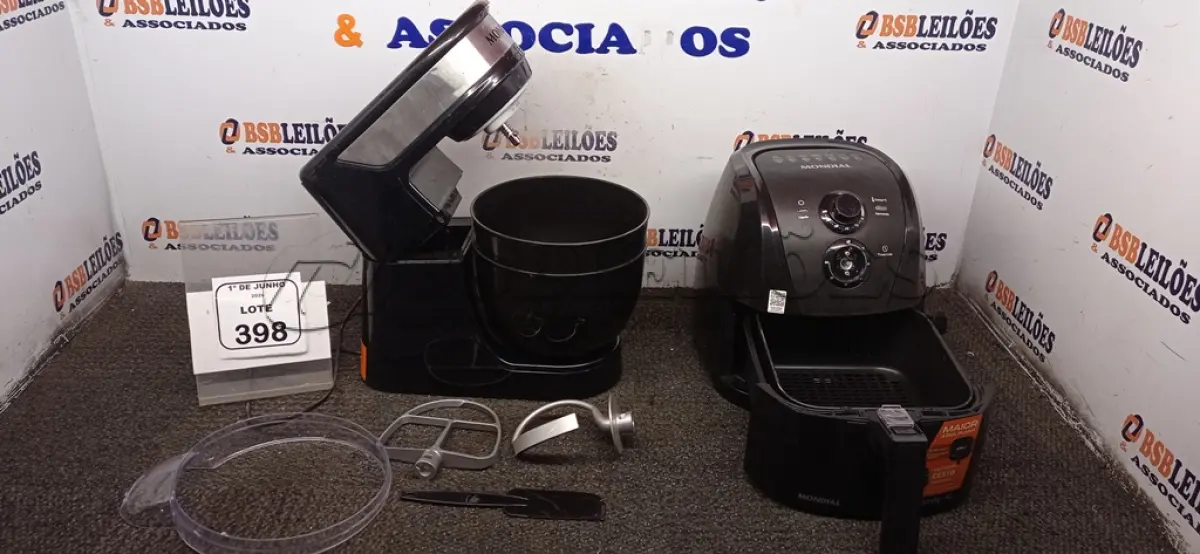 LOTE 398 - 01 AIR FRYER 4L 220V MARCA MONDIAL E 01 BATEDEIRA PLANETÁRIA 220V MARCA MONDIAL. (NO ESTADO) ATENÇÃO! FAZER A VISITAÇÃO ANTES DE ARREMATAR, NÃO SABEMOS SE FUNCIONA, LEILÃO NÃO TEM GARANTIA E NEM DEVOLUÇÃO, SUJEITO A POSSÍVEIS AVARIAS VISÍVEIS/OCULTAS E/OU AUSÊNCIA DE COMPONENTES.