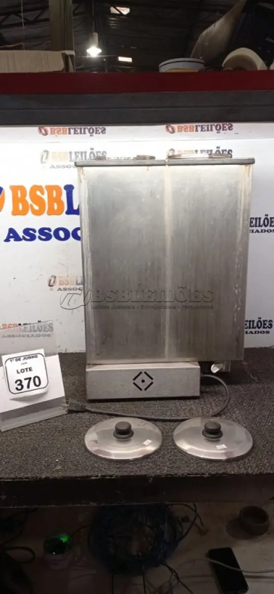 LOTE 370 - 01 CAFETEIRA INDUSTRIAL EM INOX MARCA MARCHESONI. (NO ESTADO) ATENÇÃO! FAZER A VISITAÇÃO ANTES DE ARREMATAR, NÃO SABEMOS SE FUNCIONA, LEILÃO NÃO TEM GARANTIA E NEM DEVOLUÇÃO, SUJEITO A POSSÍVEIS AVARIAS VISÍVEIS/OCULTAS E/OU AUSÊNCIA DE COMPONENTES.