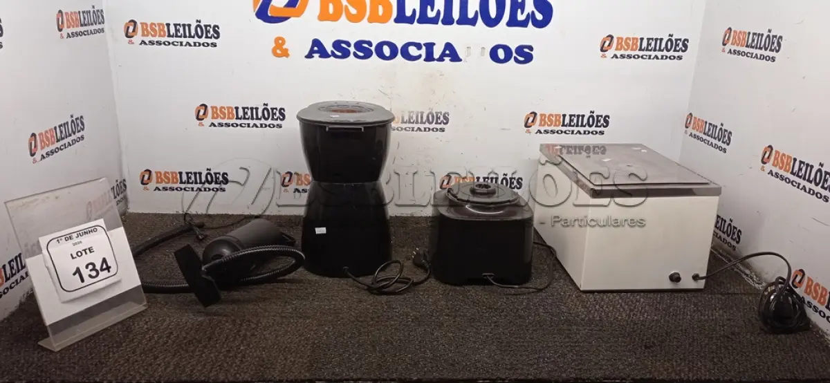 LOTE 134 - 01 DERRETEDEIRA DE CHOCOLATE MULTIUSO, 01 BASE DE LIQUIDIFICADOR ARNO 1000VA, 01 CAFETEIRA BRITÂNIA  E BOMBA DE AR MANUAL. (NO ESTADO) ATENÇÃO! FAZER A VISITAÇÃO ANTES DE ARREMATAR, NÃO SABEMOS SE FUNCIONA, LEILÃO NÃO TEM GARANTIA E NEM DEVOLUÇÃO, SUJEITO A POSSÍVEIS AVARIAS VISÍVEIS/OCULTAS E/OU AUSÊNCIA DE COMPONENTES.