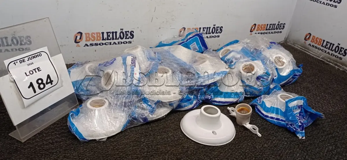 LOTE 184 - 01 LOTE COM APROXIMADAMENTE 24 PLAFON COM BOCAL DE PORCELANA. (NO ESTADO) ATENÇÃO! FAZER A VISITAÇÃO ANTES DE ARREMATAR, NÃO SABEMOS SE FUNCIONA, LEILÃO NÃO TEM GARANTIA E NEM DEVOLUÇÃO, SUJEITO A POSSÍVEIS AVARIAS VISÍVEIS/OCULTAS E/OU AUSÊNCIA DE COMPONENTES.