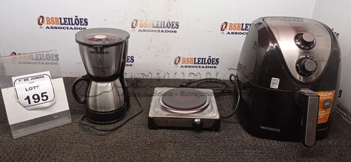 LOTE 195 - 01 AIR FRYER DE 5L 220V MARCA MONDIAL, 01 CAFETEIRA 220V MARCA MONDIAL E 01 FOGÃO PORTATIL DE 01 BOCA 220V MARCA MONDIAL’. (NO ESTADO) ATENÇÃO! FAZER A VISITAÇÃO ANTES DE ARREMATAR, NÃO SABEMOS SE FUNCIONA, LEILÃO NÃO TEM GARANTIA E NEM DEVOLUÇÃO, SUJEITO A POSSÍVEIS AVARIAS VISÍVEIS/OCULTAS E/OU AUSÊNCIA DE COMPONENTES.