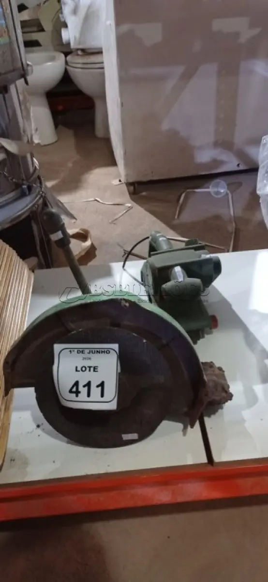 LOTE 411 - 01 CABEÇA PARA POLICORTE E 01 LIXADEIRA DE FITA. (NO ESTADO) ATENÇÃO! FAZER A VISITAÇÃO ANTES DE ARREMATAR, NÃO SABEMOS SE FUNCIONA, LEILÃO NÃO TEM GARANTIA E NEM DEVOLUÇÃO, SUJEITO A POSSÍVEIS AVARIAS VISÍVEIS/OCULTAS E/OU AUSÊNCIA DE COMPONENTES.