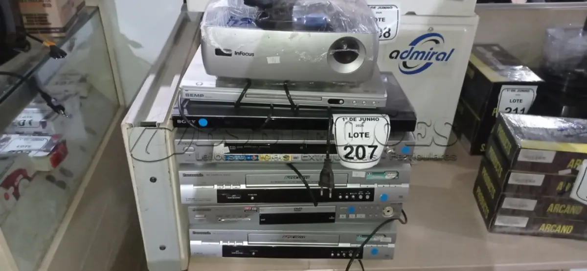 LOTE 207 - 01 PROJETOR COM CABOS MARCA INFOCUS, 02 APARELHOS DE VÍDEO CASSETE E 04 APARELHOS DE DVD DE MARCAS E MODELOS DIVERSOS. (NO ESTADO) ATENÇÃO! FAZER A VISITAÇÃO ANTES DE ARREMATAR, NÃO SABEMOS SE FUNCIONA, LEILÃO NÃO TEM GARANTIA E NEM DEVOLUÇÃO, SUJEITO A POSSÍVEIS AVARIAS VISÍVEIS/OCULTAS E/OU AUSÊNCIA DE COMPONENTES.