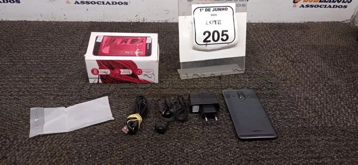 LOTE 205 - 01 SMARTPHONE MODELO TWIST 3 MARCAS POSITIVO. (NO ESTADO) ATENÇÃO! FAZER A VISITAÇÃO ANTES DE ARREMATAR, NÃO SABEMOS SE FUNCIONA, LEILÃO NÃO TEM GARANTIA E NEM DEVOLUÇÃO, SUJEITO A POSSÍVEIS AVARIAS VISÍVEIS/OCULTAS E/OU AUSÊNCIA DE COMPONENTES.