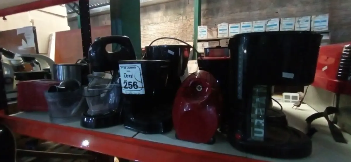 LOTE 256 - 02 SANDUICHEIRAS ELÉTRICAS, 01 TORRADEIRA, 07 CAFETEIRAS, 01 MÁQUINA DE FAZER SUCO, 01 BATEDEIRA INCOMPLETA E VÁRIOS ACESSÓRIOS DE ELETRODOMÉSTICOS DIVERSOS. (NO ESTADO) ATENÇÃO! FAZER A VISITAÇÃO ANTES DE ARREMATAR, NÃO SABEMOS SE FUNCIONA, LEILÃO NÃO TEM GARANTIA E NEM DEVOLUÇÃO, SUJEITO A POSSÍVEIS AVARIAS VISÍVEIS/OCULTAS E/OU AUSÊNCIA DE COMPONENTES.