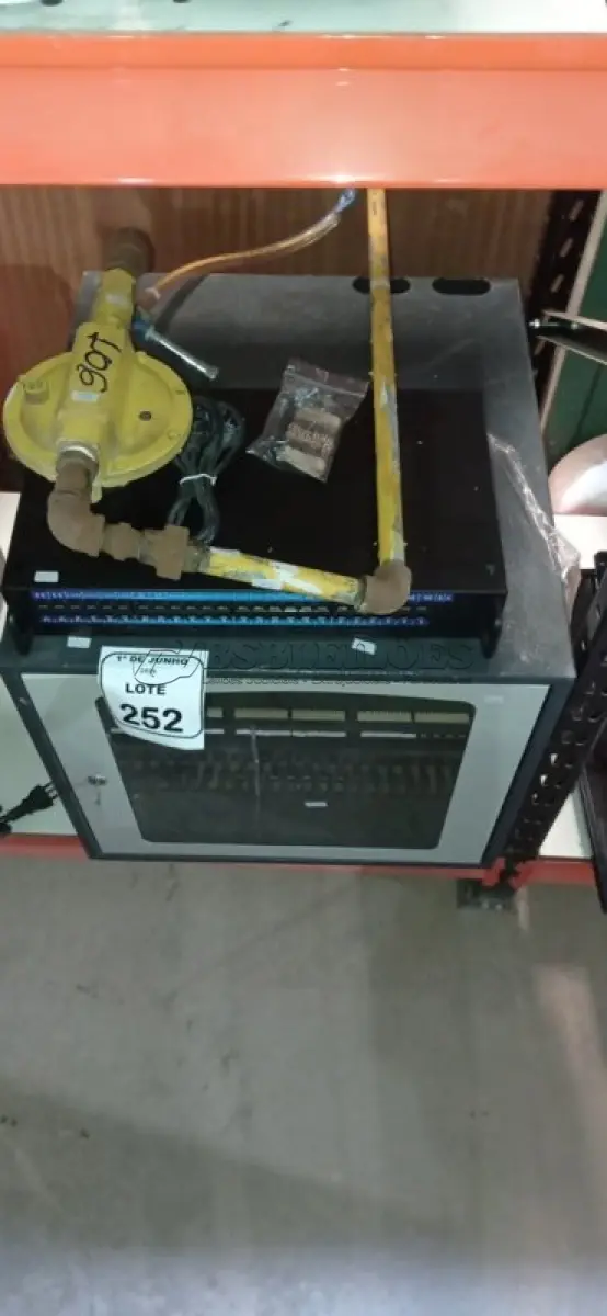 LOTE 252 - 01 RACK PARA SERVIDORES, 01 PATCH PANEL E 01 REGULADOR DE PRESSÃO DE GÁS INDUSTRIAL. (NO ESTADO) ATENÇÃO! FAZER A VISITAÇÃO ANTES DE ARREMATAR, NÃO SABEMOS SE FUNCIONA, LEILÃO NÃO TEM GARANTIA E NEM DEVOLUÇÃO, SUJEITO A POSSÍVEIS AVARIAS VISÍVEIS/OCULTAS E/OU AUSÊNCIA DE COMPONENTES.