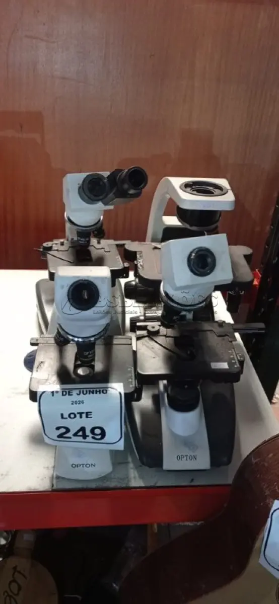LOTE 249 - 04 MICROSCÓPIOS. (NO ESTADO) ATENÇÃO! FAZER A VISITAÇÃO ANTES DE ARREMATAR, NÃO SABEMOS SE FUNCIONA, LEILÃO NÃO TEM GARANTIA E NEM DEVOLUÇÃO, SUJEITO A POSSÍVEIS AVARIAS VISÍVEIS/OCULTAS E/OU AUSÊNCIA DE COMPONENTES.