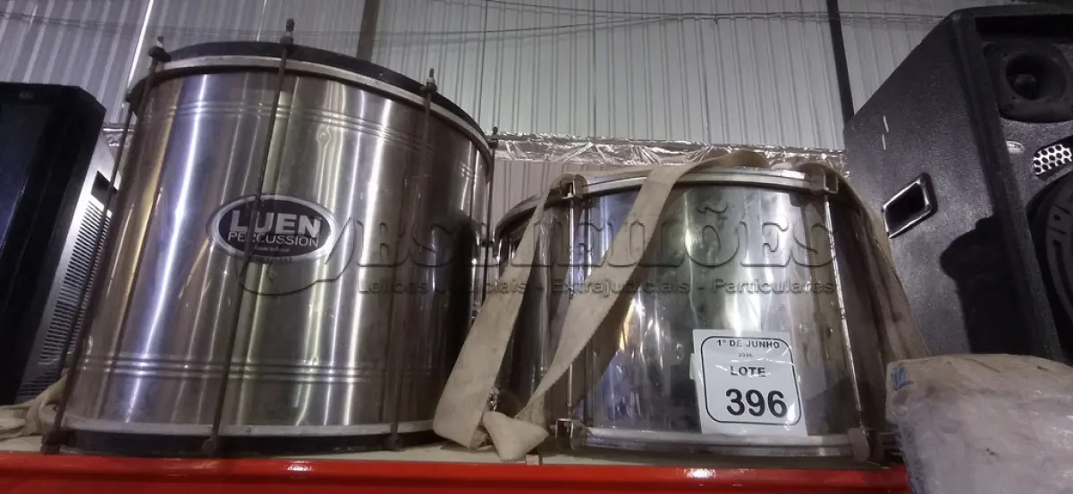 LOTE 396 - 01 SURDO E 01 TAMBOR DE PERCUSSÃO. (NO ESTADO) ATENÇÃO! FAZER A VISITAÇÃO ANTES DE ARREMATAR, NÃO SABEMOS SE FUNCIONA, LEILÃO NÃO TEM GARANTIA E NEM DEVOLUÇÃO, SUJEITO A POSSÍVEIS AVARIAS VISÍVEIS/OCULTAS E/OU AUSÊNCIA DE COMPONENTES.