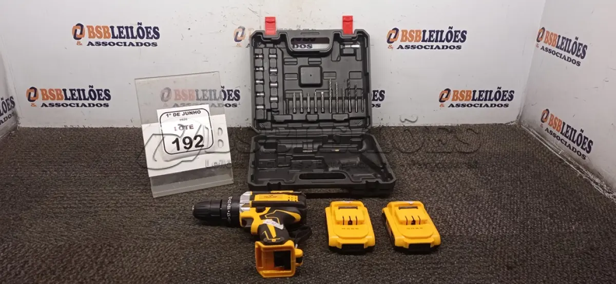 LOTE 192 - 01 FURADEIRA COM 02 BATERIAS, BITS E MALETA. (NO ESTADO) ATENÇÃO! FAZER A VISITAÇÃO ANTES DE ARREMATAR, NÃO SABEMOS SE FUNCIONA, LEILÃO NÃO TEM GARANTIA E NEM DEVOLUÇÃO, SUJEITO A POSSÍVEIS AVARIAS VISÍVEIS/OCULTAS E/OU AUSÊNCIA DE COMPONENTES.