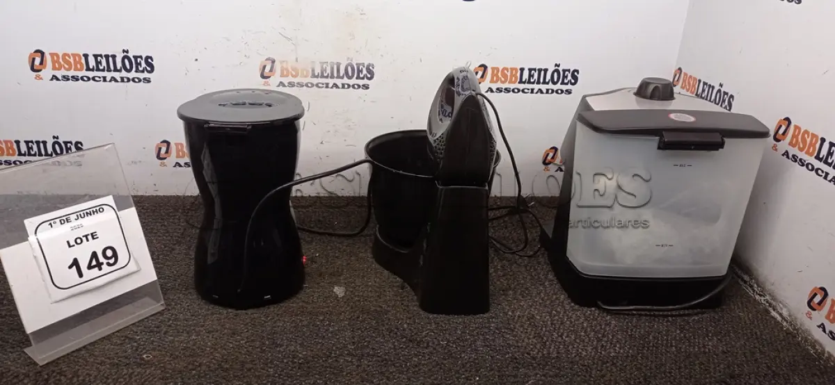 LOTE 149 - 01 MÁQUINA DE CAFÉ EXPRESSO MARCA MONDIAL, 01 CAFETERIA 220V MARCA MONDIAL E 01 BATEDEIRA 220V MARCA MONDIAL. (NO ESTADO) ATENÇÃO! FAZER A VISITAÇÃO ANTES DE ARREMATAR, NÃO SABEMOS SE FUNCIONA, LEILÃO NÃO TEM GARANTIA E NEM DEVOLUÇÃO, SUJEITO A POSSÍVEIS AVARIAS VISÍVEIS/OCULTAS E/OU AUSÊNCIA DE COMPONENTES.