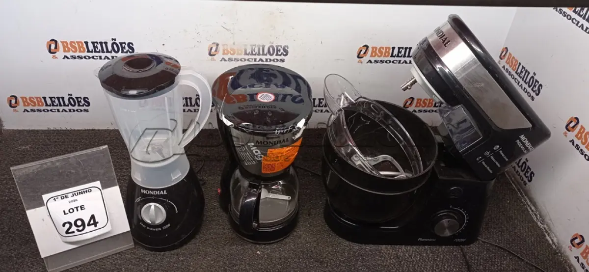 LOTE 294 - 01 BATEDEIRA PLANETÁRIA 220V MARCA MONDIAL, 01 CAFETEIRA 220V MARCA MONDIAL E 01 LIQUIDIFICADOR 220V MARCA MONDIAL. (NO ESTADO) ATENÇÃO! FAZER A VISITAÇÃO ANTES DE ARREMATAR, NÃO SABEMOS SE FUNCIONA, LEILÃO NÃO TEM GARANTIA E NEM DEVOLUÇÃO, SUJEITO A POSSÍVEIS AVARIAS VISÍVEIS/OCULTAS E/OU AUSÊNCIA DE COMPONENTES.