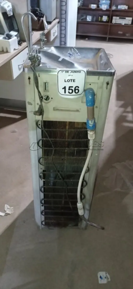 LOTE 156 - 01 BEBEDOURO REFRIGERADO. (NO ESTADO) ATENÇÃO! FAZER A VISITAÇÃO ANTES DE ARREMATAR, NÃO SABEMOS SE FUNCIONA, LEILÃO NÃO TEM GARANTIA E NEM DEVOLUÇÃO, SUJEITO A POSSÍVEIS AVARIAS VISÍVEIS/OCULTAS E/OU AUSÊNCIA DE COMPONENTES.