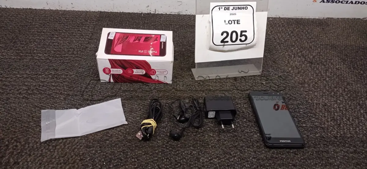 LOTE 205 - 01 SMARTPHONE MODELO TWIST 3 MARCAS POSITIVO. (NO ESTADO) ATENÇÃO! FAZER A VISITAÇÃO ANTES DE ARREMATAR, NÃO SABEMOS SE FUNCIONA, LEILÃO NÃO TEM GARANTIA E NEM DEVOLUÇÃO, SUJEITO A POSSÍVEIS AVARIAS VISÍVEIS/OCULTAS E/OU AUSÊNCIA DE COMPONENTES.