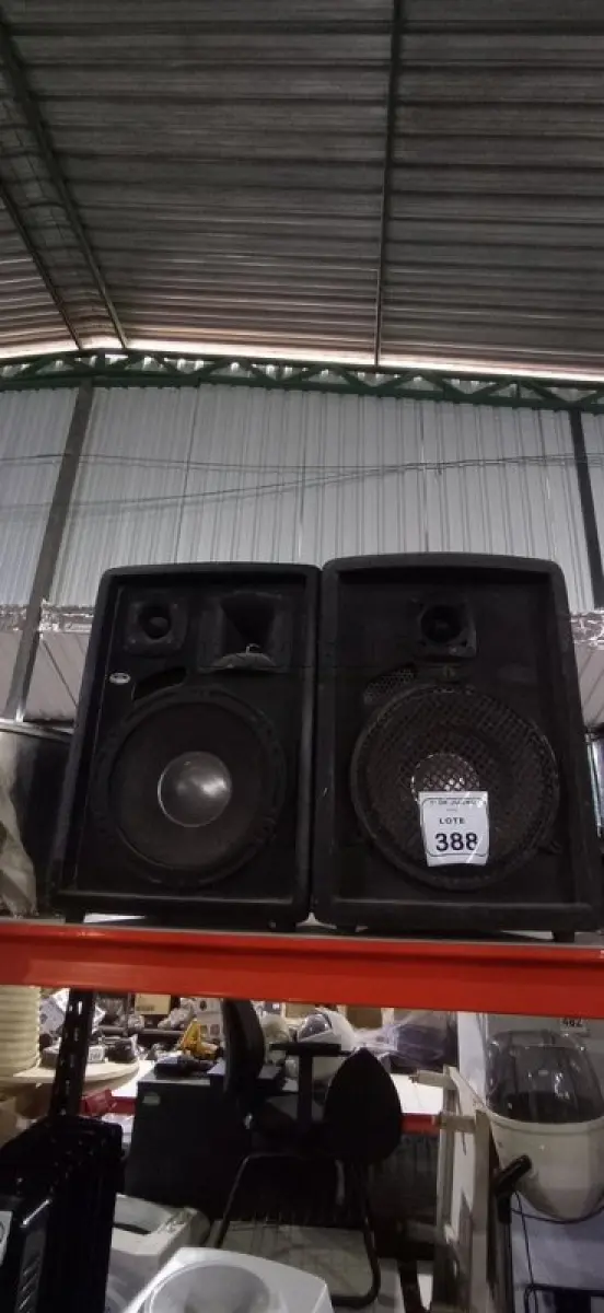 LOTE 388 - 02 CAIXAS DE ALTO FALANTES. (NO ESTADO) ATENÇÃO! FAZER A VISITAÇÃO ANTES DE ARREMATAR, NÃO SABEMOS SE FUNCIONA, LEILÃO NÃO TEM GARANTIA E NEM DEVOLUÇÃO, SUJEITO A POSSÍVEIS AVARIAS VISÍVEIS/OCULTAS E/OU AUSÊNCIA DE COMPONENTES.