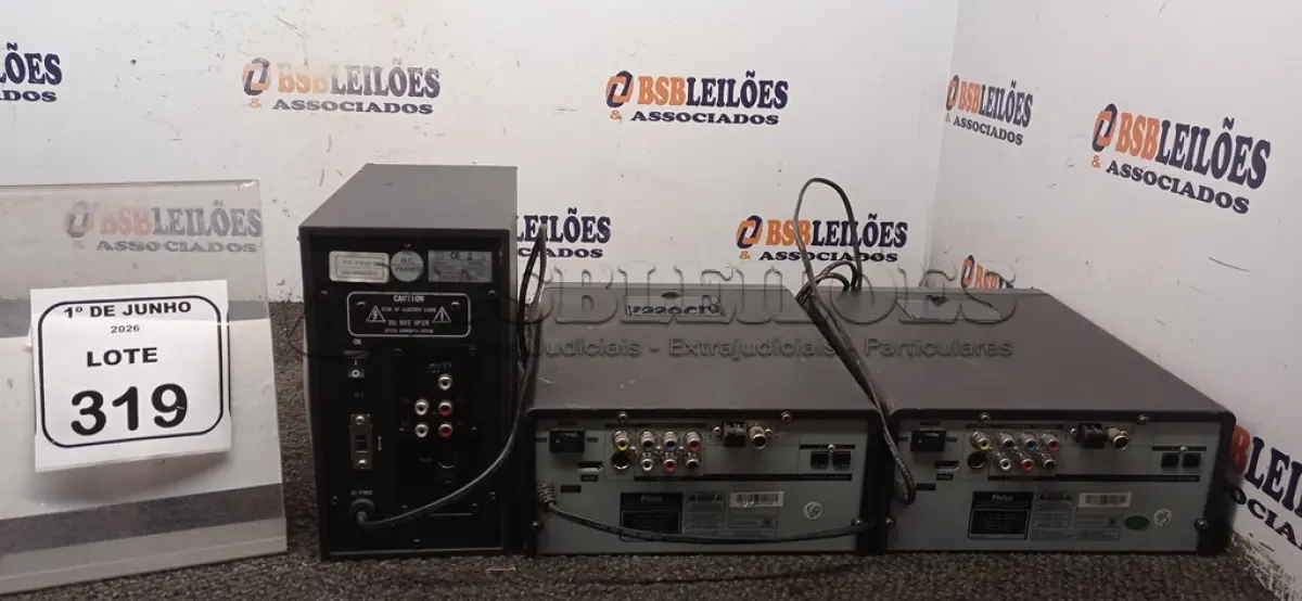 LOTE 319 - 01 CAIXA SUBWOOFER MARCA CLONE E 02 MICROS SYSTEMS MODELO PH675 PHILCO. (NO ESTADO) ATENÇÃO! FAZER A VISITAÇÃO ANTES DE ARREMATAR, NÃO SABEMOS SE FUNCIONA, LEILÃO NÃO TEM GARANTIA E NEM DEVOLUÇÃO, SUJEITO A POSSÍVEIS AVARIAS VISÍVEIS/OCULTAS E/OU AUSÊNCIA DE COMPONENTES.