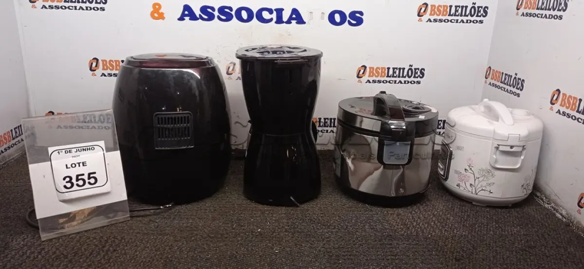 LOTE 355 - 01 CAFETEIRA, 02 PANELAS ELÉTRICAS 220V MARCA MONDIAL E 01 AIR FRYER INCOMPLETA. (NO ESTADO) ATENÇÃO! FAZER A VISITAÇÃO ANTES DE ARREMATAR, NÃO SABEMOS SE FUNCIONA, LEILÃO NÃO TEM GARANTIA E NEM DEVOLUÇÃO, SUJEITO A POSSÍVEIS AVARIAS VISÍVEIS/OCULTAS E/OU AUSÊNCIA DE COMPONENTES.