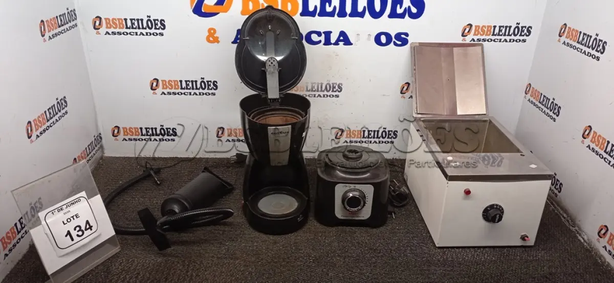 LOTE 134 - 01 DERRETEDEIRA DE CHOCOLATE MULTIUSO, 01 BASE DE LIQUIDIFICADOR ARNO 1000VA, 01 CAFETEIRA BRITÂNIA  E BOMBA DE AR MANUAL. (NO ESTADO) ATENÇÃO! FAZER A VISITAÇÃO ANTES DE ARREMATAR, NÃO SABEMOS SE FUNCIONA, LEILÃO NÃO TEM GARANTIA E NEM DEVOLUÇÃO, SUJEITO A POSSÍVEIS AVARIAS VISÍVEIS/OCULTAS E/OU AUSÊNCIA DE COMPONENTES.