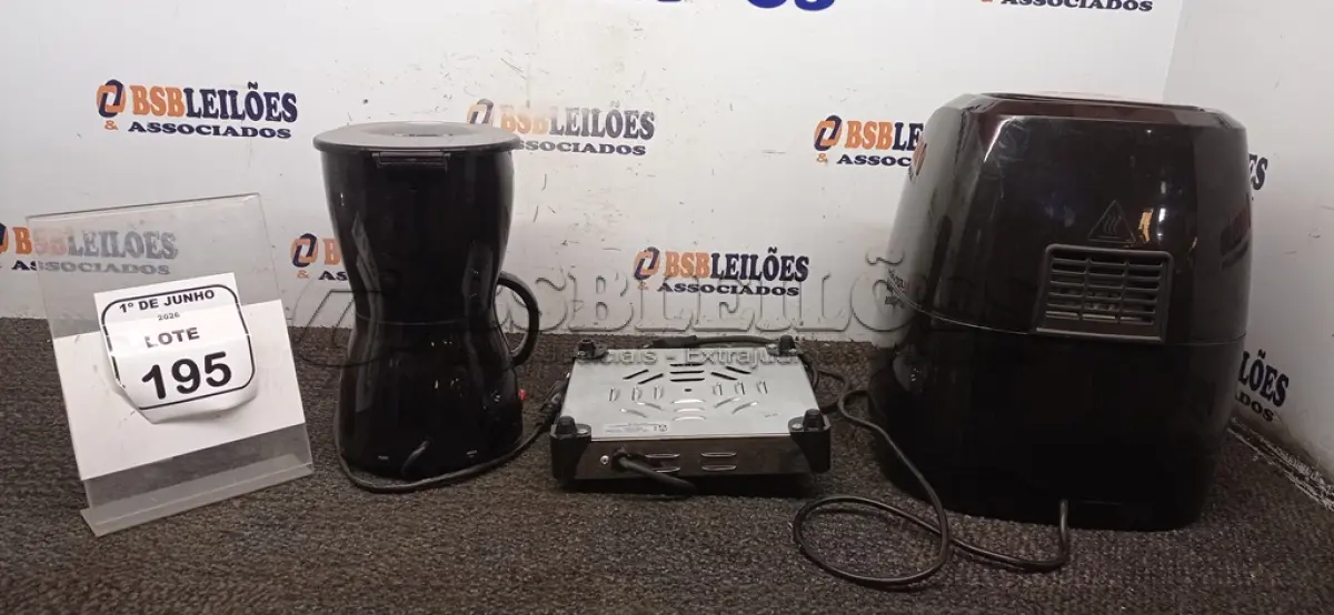 LOTE 195 - 01 AIR FRYER DE 5L 220V MARCA MONDIAL, 01 CAFETEIRA 220V MARCA MONDIAL E 01 FOGÃO PORTATIL DE 01 BOCA 220V MARCA MONDIAL’. (NO ESTADO) ATENÇÃO! FAZER A VISITAÇÃO ANTES DE ARREMATAR, NÃO SABEMOS SE FUNCIONA, LEILÃO NÃO TEM GARANTIA E NEM DEVOLUÇÃO, SUJEITO A POSSÍVEIS AVARIAS VISÍVEIS/OCULTAS E/OU AUSÊNCIA DE COMPONENTES.