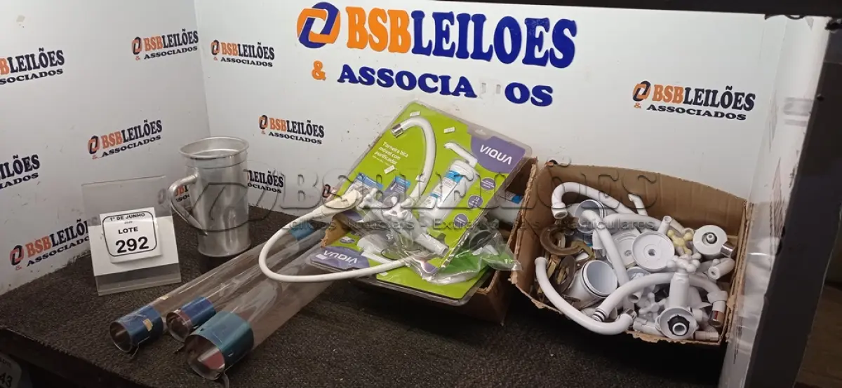 LOTE 292 - 02 TORNEIRAS BICA MÓVEIS COM PURIFICADOR, VÁRIAS TORNEIRAS SIMPLES, VÁRIOS REGISTROS,  01 COPO DE LIQUIDIFICADOR EM INOX E 03 SUPORTES PARA COPOS DESCARTÁVEIS. (NO ESTADO) ATENÇÃO! FAZER A VISITAÇÃO ANTES DE ARREMATAR, NÃO SABEMOS SE FUNCIONA, LEILÃO NÃO TEM GARANTIA E NEM DEVOLUÇÃO, SUJEITO A POSSÍVEIS AVARIAS VISÍVEIS/OCULTAS E/OU AUSÊNCIA DE COMPONENTES.