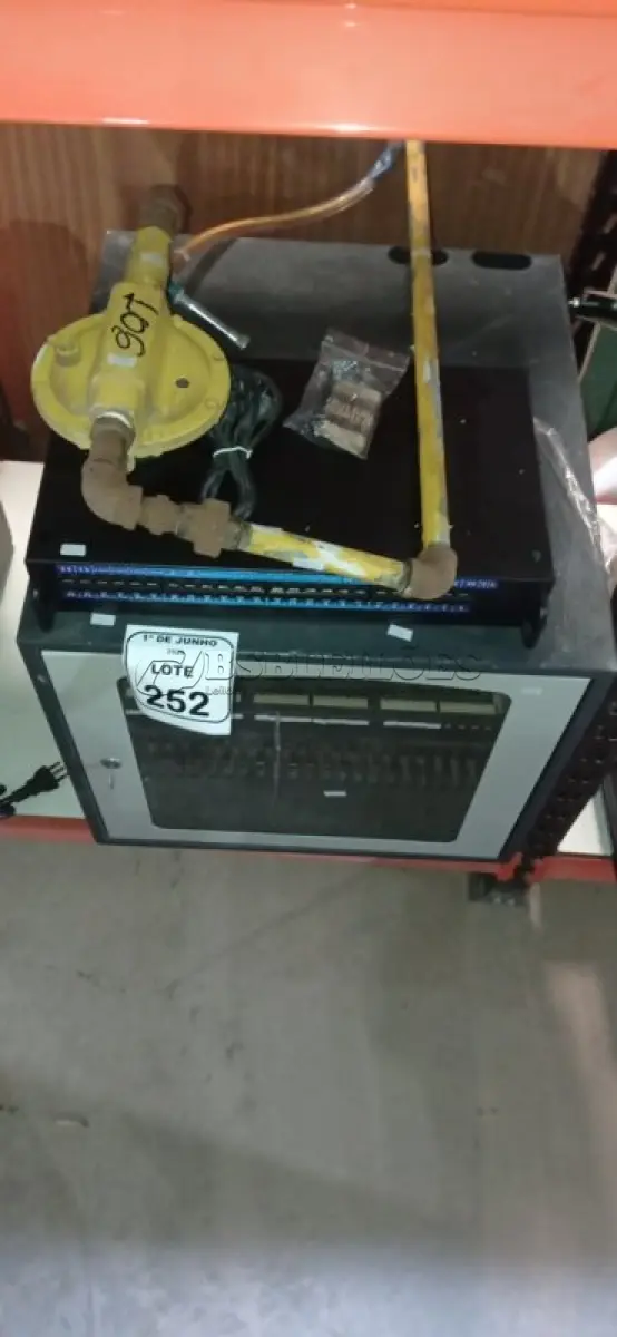 LOTE 252 - 01 RACK PARA SERVIDORES, 01 PATCH PANEL E 01 REGULADOR DE PRESSÃO DE GÁS INDUSTRIAL. (NO ESTADO) ATENÇÃO! FAZER A VISITAÇÃO ANTES DE ARREMATAR, NÃO SABEMOS SE FUNCIONA, LEILÃO NÃO TEM GARANTIA E NEM DEVOLUÇÃO, SUJEITO A POSSÍVEIS AVARIAS VISÍVEIS/OCULTAS E/OU AUSÊNCIA DE COMPONENTES.