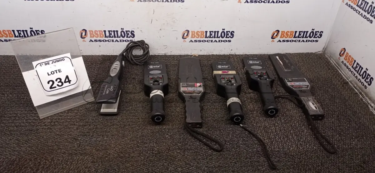 LOTE 234 - 05 DETECTORES DE METAL DE MARCAS E MODELOS DIVERSOS E 01 PRANCHA DE CABELO. (NO ESTADO) ATENÇÃO! FAZER A VISITAÇÃO ANTES DE ARREMATAR, NÃO SABEMOS SE FUNCIONA, LEILÃO NÃO TEM GARANTIA E NEM DEVOLUÇÃO, SUJEITO A POSSÍVEIS AVARIAS VISÍVEIS/OCULTAS E/OU AUSÊNCIA DE COMPONENTES.