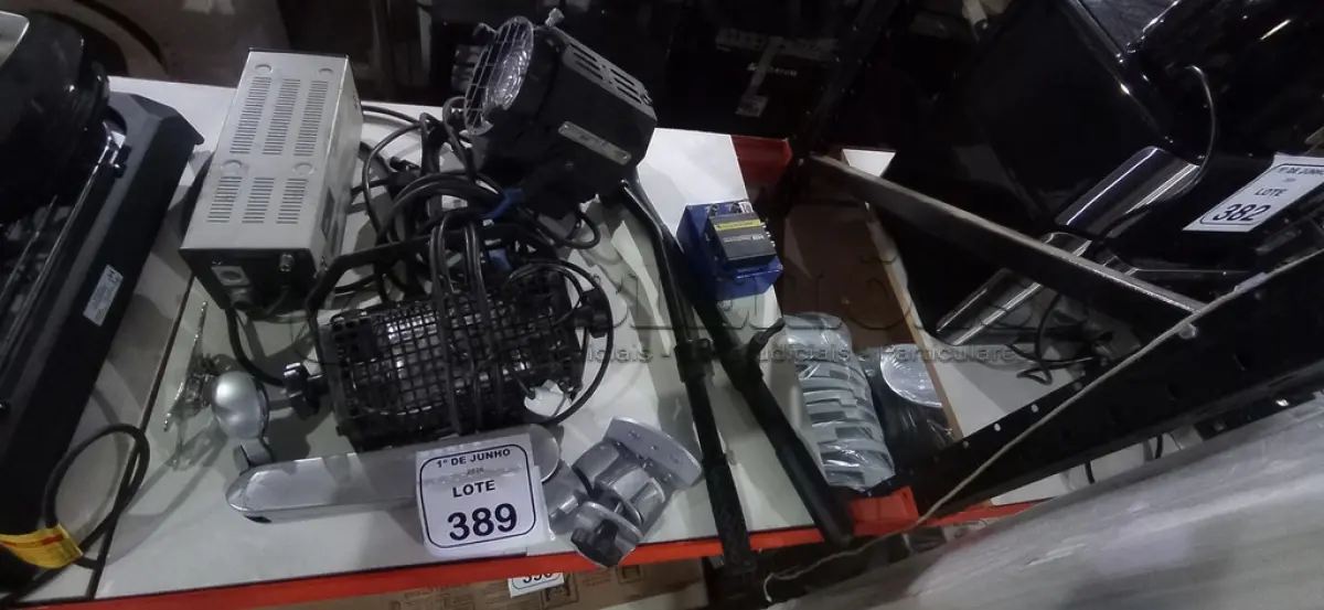 LOTE 389 - 02 LUMINÁRIAS PARA ESTÚDIO, 01 CÂMERA ADAPTOR MODELO CMA-8A MARCA SONY, 01 SUPORTE PARA MONITOR E PEÇAS VARIADAS. (NO ESTADO) ATENÇÃO! FAZER A VISITAÇÃO ANTES DE ARREMATAR, NÃO SABEMOS SE FUNCIONA, LEILÃO NÃO TEM GARANTIA E NEM DEVOLUÇÃO, SUJEITO A POSSÍVEIS AVARIAS VISÍVEIS/OCULTAS E/OU AUSÊNCIA DE COMPONENTES.