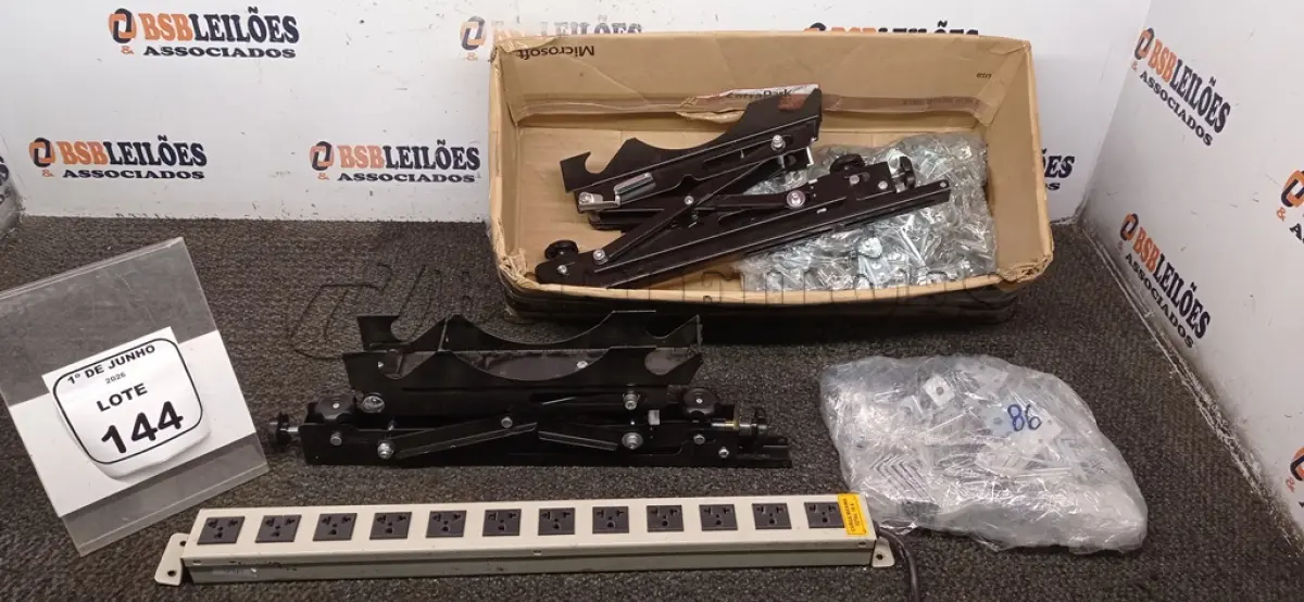 LOTE 144 - 01 PAR DE SUPORTE PARA TV DE GRANDE PORTE ARTICULÁVEL, 01 RÉGUA DE ENERGIA COM 12 ENTRADAS E  GRANDE QUANTIDADE DE  CANTONEIRAS PARA MÓVEIS. (NO ESTADO) ATENÇÃO! FAZER A VISITAÇÃO ANTES DE ARREMATAR, NÃO SABEMOS SE FUNCIONA, LEILÃO NÃO TEM GARANTIA E NEM DEVOLUÇÃO, SUJEITO A POSSÍVEIS AVARIAS VISÍVEIS/OCULTAS E/OU AUSÊNCIA DE COMPONENTES.