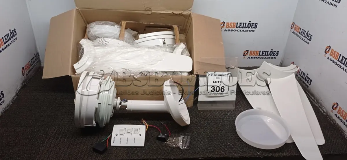 LOTE 306 - 02 VENTILADORES DE TETO MARCA MONDIAL. (NO ESTADO) ATENÇÃO! FAZER A VISITAÇÃO ANTES DE ARREMATAR, NÃO SABEMOS SE FUNCIONA, LEILÃO NÃO TEM GARANTIA E NEM DEVOLUÇÃO, SUJEITO A POSSÍVEIS AVARIAS VISÍVEIS/OCULTAS E/OU AUSÊNCIA DE COMPONENTES.