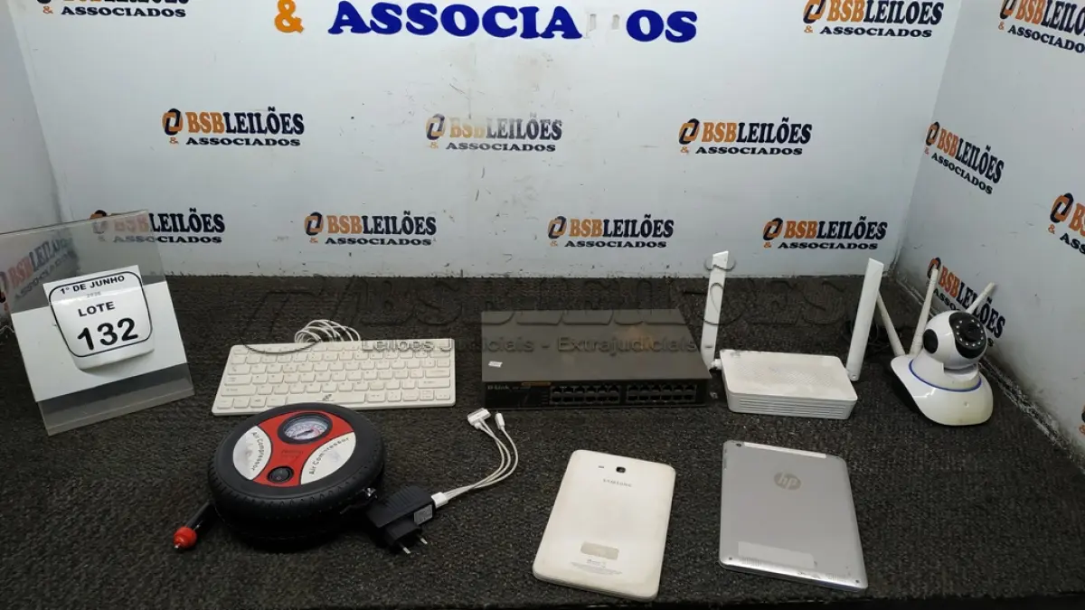 LOTE 132 - 01 TABLET COM CARREGADOR E ENTRADA PRA CHIP MARCA SAMSUNG, 01  TABLET MARCA HP, 01 MOLDEN, 01 SWITCH MAR CA DLINK, 01 CÂMERA WIFI COM FONTE, 01 MINI TECLADO USB E 01 COMPRESSOR DE AR 12V. (NO ESTADO) ATENÇÃO! FAZER A VISITAÇÃO ANTES DE ARREMATAR, NÃO SABEMOS SE FUNCIONA, LEILÃO NÃO TEM GARANTIA E NEM DEVOLUÇÃO, SUJEITO A POSSÍVEIS AVARIAS VISÍVEIS/OCULTAS E/OU AUSÊNCIA DE COMPONENTES.