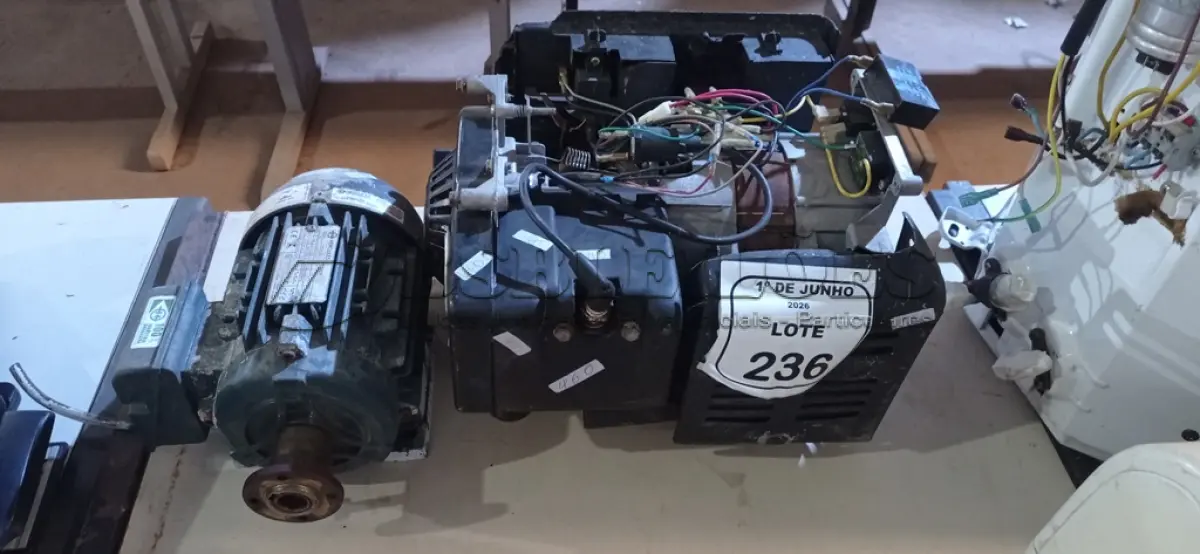 LOTE 236 - 01 MOTOR DE GERADOR INCOMPLETO MARCA TOYMA E 01 MOTOR ELÉTRICO MARCA HERCULES. (NO ESTADO) ATENÇÃO! FAZER A VISITAÇÃO ANTES DE ARREMATAR, NÃO SABEMOS SE FUNCIONA, LEILÃO NÃO TEM GARANTIA E NEM DEVOLUÇÃO, SUJEITO A POSSÍVEIS AVARIAS VISÍVEIS/OCULTAS E/OU AUSÊNCIA DE COMPONENTES.