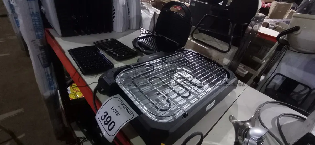LOTE 390 - 01 CHURRASQUEIRA ELÉTRICA 220V MARCA MONDIAL E 01 SANDUICHEIRA 220V MARCA MONDIAL. (NO ESTADO) ATENÇÃO! FAZER A VISITAÇÃO ANTES DE ARREMATAR, NÃO SABEMOS SE FUNCIONA, LEILÃO NÃO TEM GARANTIA E NEM DEVOLUÇÃO, SUJEITO A POSSÍVEIS AVARIAS VISÍVEIS/OCULTAS E/OU AUSÊNCIA DE COMPONENTES.